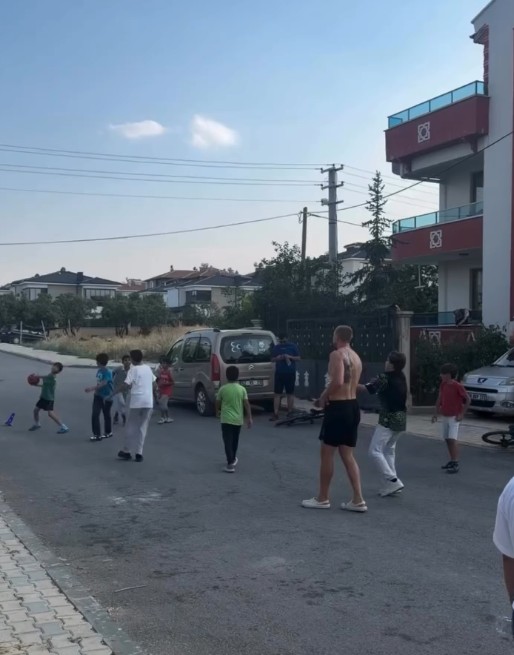 Konyasporlu Kramer sokakta çocuklarla futbol oynadı