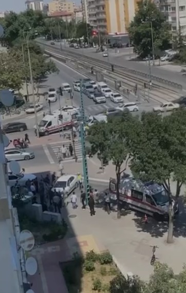Konya Nalçacı Caddesi’nde kaza: İki araç direklere çarptı