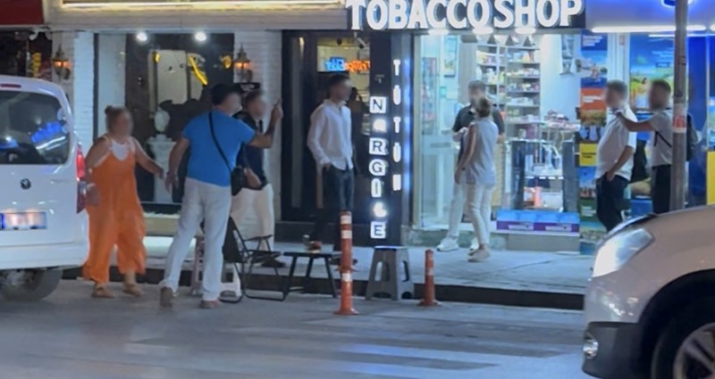 Caddede “Kafanı keserim“ diyerek tehdit etti