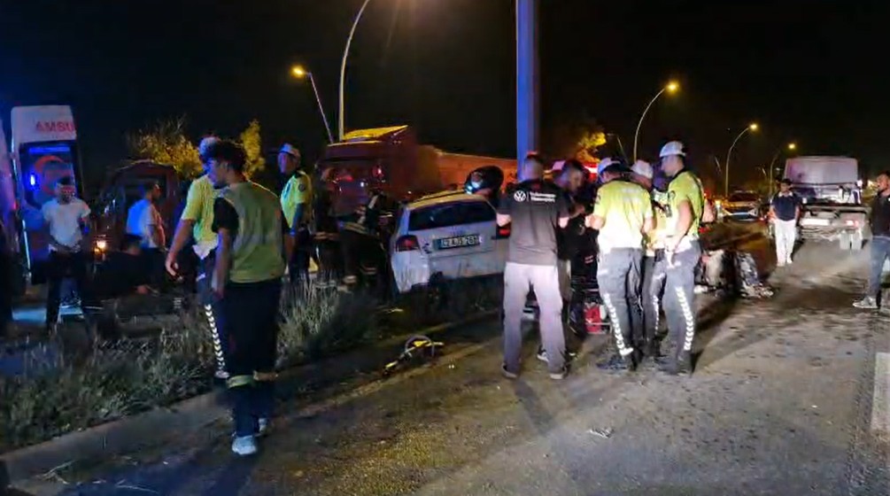 Konya’da korkutan kaza! Otomobil refüj ve direğe çarptı! 2 yaralı