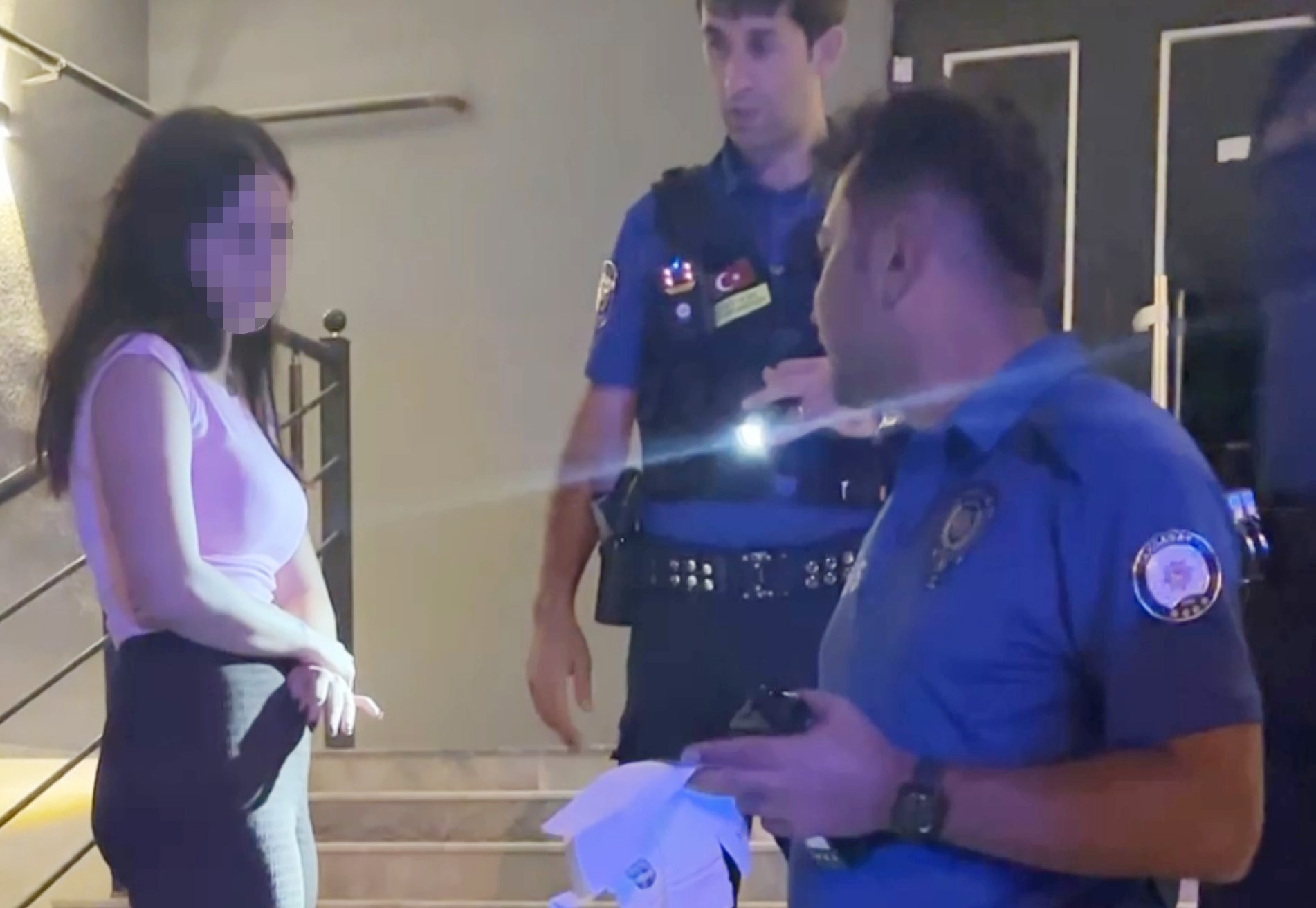 Sevgilisinin darbettiği genç kadın gözyaşlarıyla polise sığındı