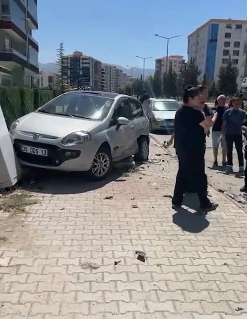 Konya’da kontrolden çıkan otomobil park halindeki 2 araca çarptı