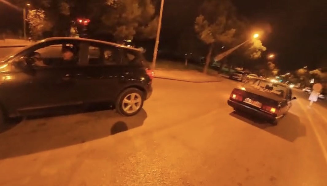 Trafikte akıl almaz görüntü: Araçlara aldırmadan tersten yoluna devam etti