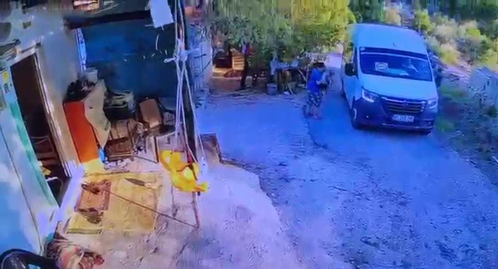 Geri manevra yapan baba, ölümüne sebep olduğu bebeğinin cenazesini gözyaşları arasında teslim aldı