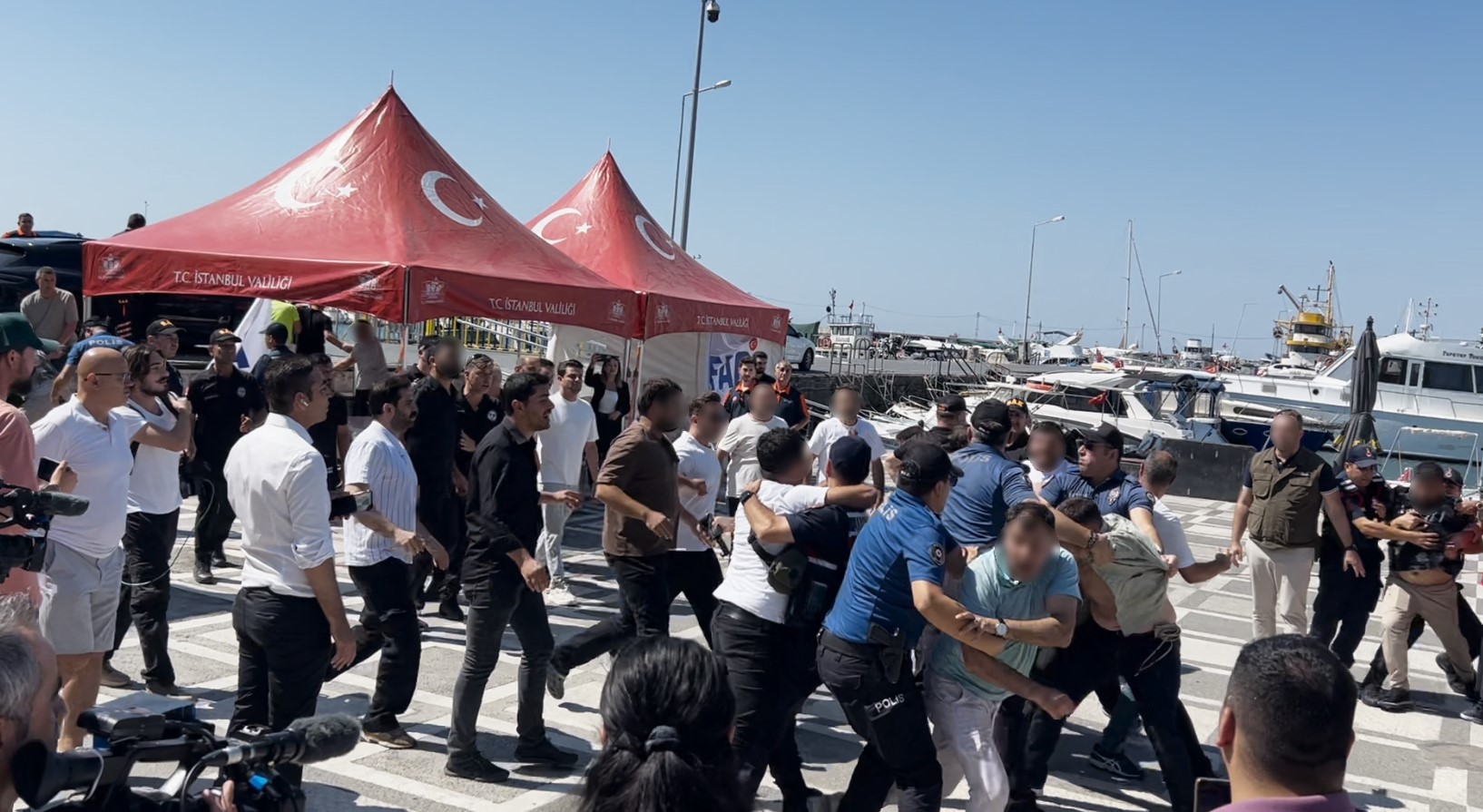 Kayıp denizcileri arama çalışmaları sürerken limanda kavga çıktı: Basın mensuplarına çirkin saldırı kamerada