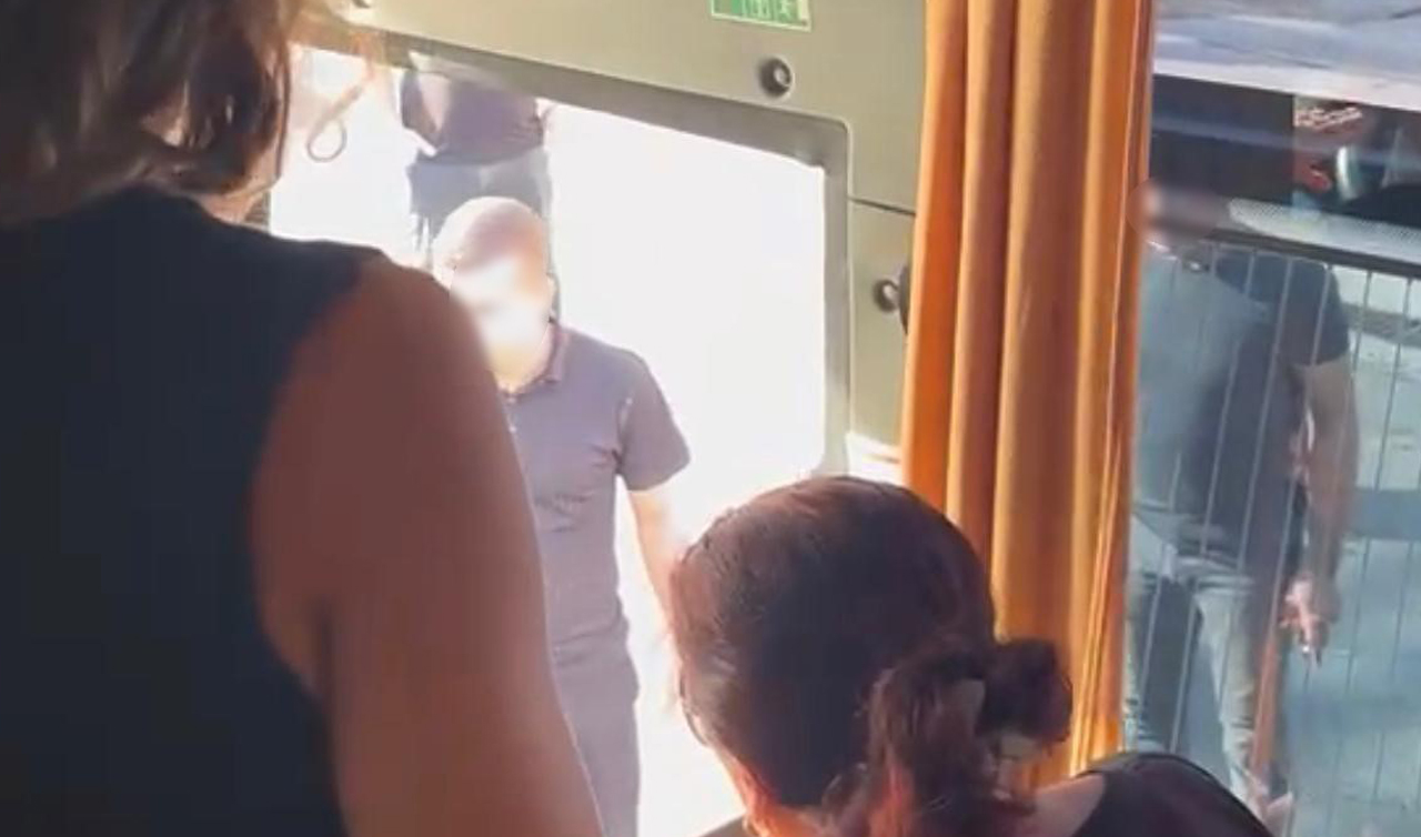 Otobüsün önünü kesip camlarını yumrukladılar! Sağlık çalışanlarının korku dolu anları