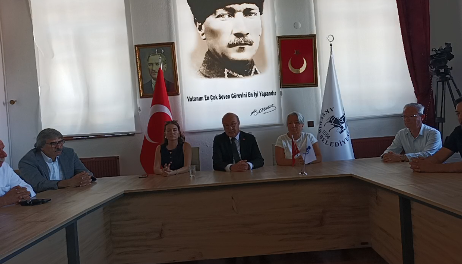 Akşehir CHP’de toplu istifa! Kendi partisine kızdı, hesabı Cumhurbaşkanı Erdoğan’a bağladı.