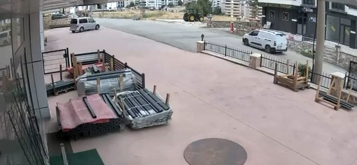 El freni çekilmeyi unutulan araç iş yerine girdi