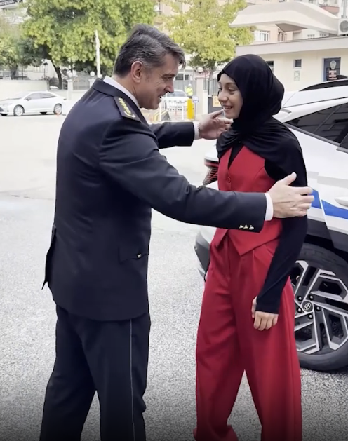 Konya İl Emniyet Müdürü Koç, şehit özel harekat polisinin şampiyon kızını kutladı