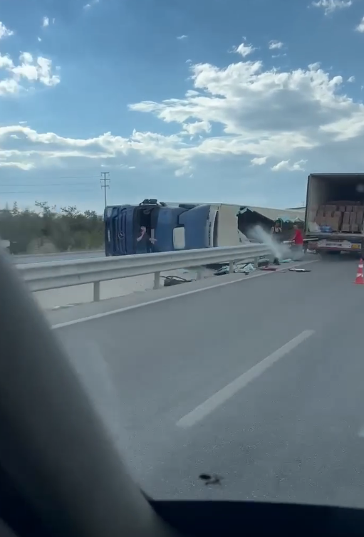 Konya-Karapınar yolunda TIR devrildi!