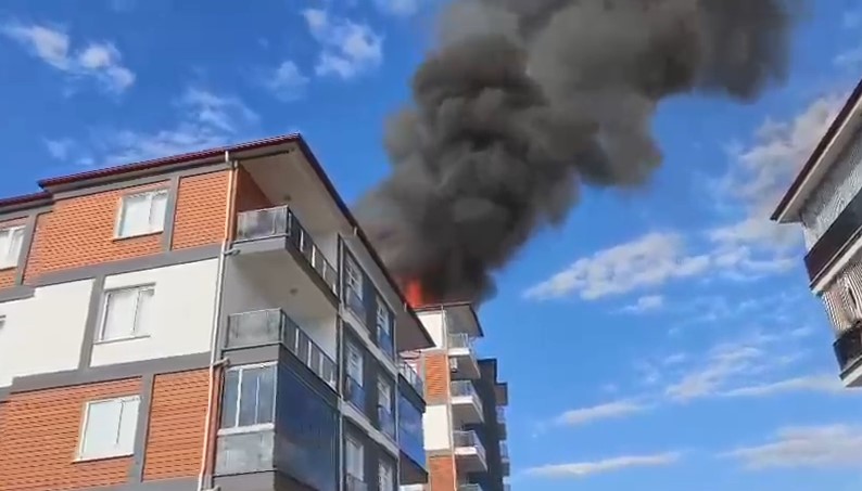 Konya’da çatı katında tamirat sırasında yangın çıktı! Apartmanı dumanlar sardı