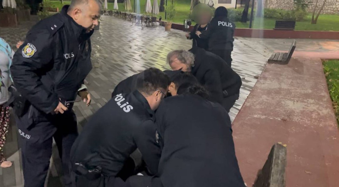 18 yaşındaki genç tüfekle sokağa çıktı! Korkup polisi arayan anne ve teyze ekiplere direndi