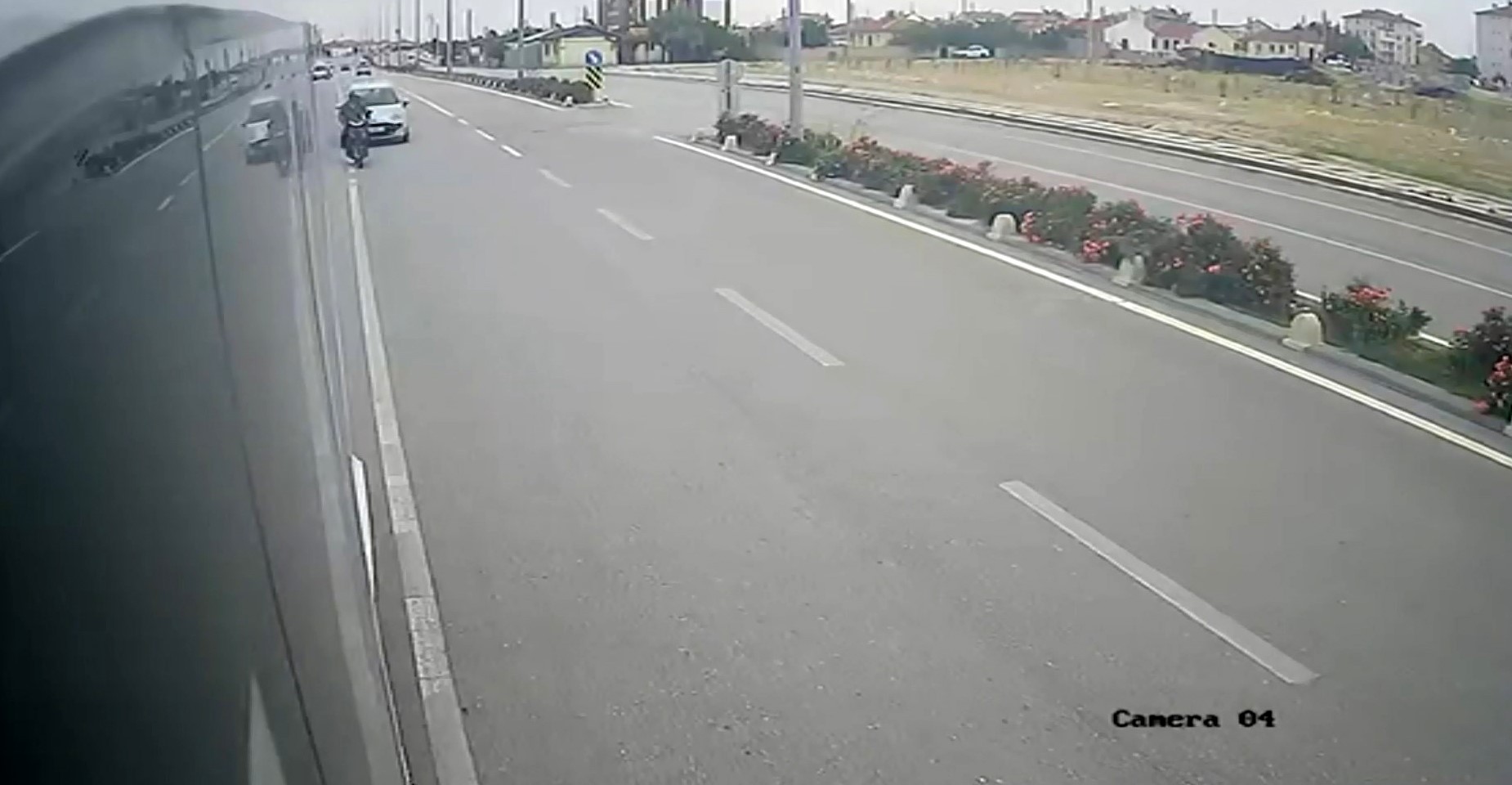 	Konya plakalı otomobilin karıştığı feci kaza kamerada! Sürücü servisin altına düştü