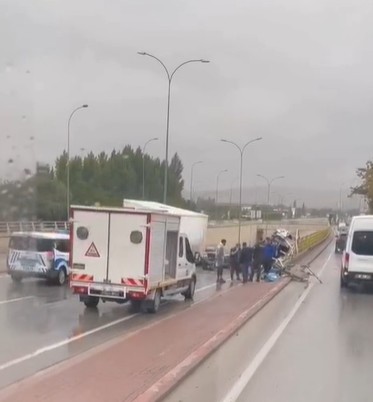 Konya’da yağmurla gelen kaza! TIR ikiye bölündü 