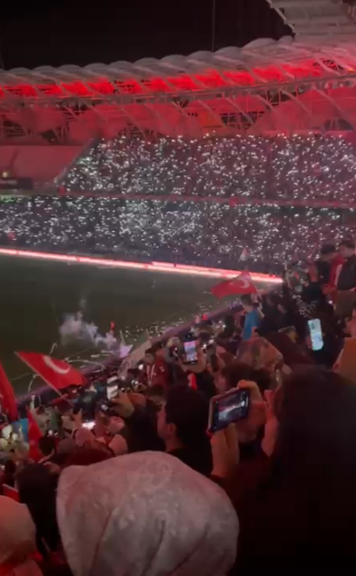 Konyaspor-Filistin maçında 10.14’te ışıklar söndü! Tribünlerde duygusal anlar yaşandı 2
