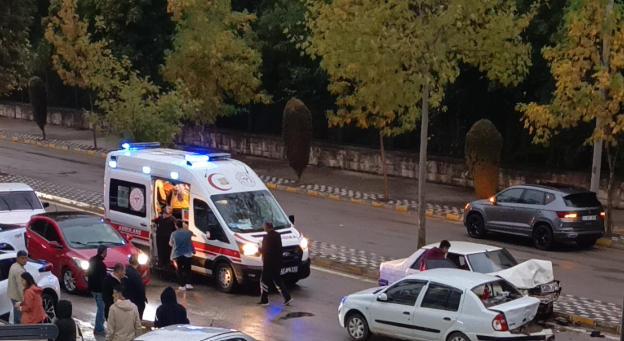 Konya’da iki otomobil çarpıştı! 1’i çocuk 5 yaralı