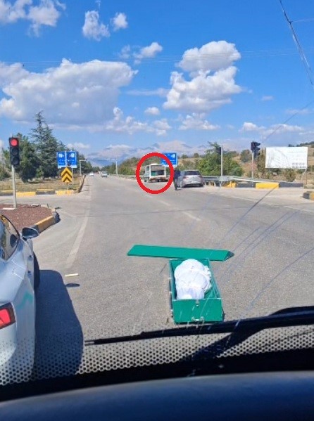 İçinde cenaze bulunan tabut, seyir halindeki cenaze nakil aracından yola düştü