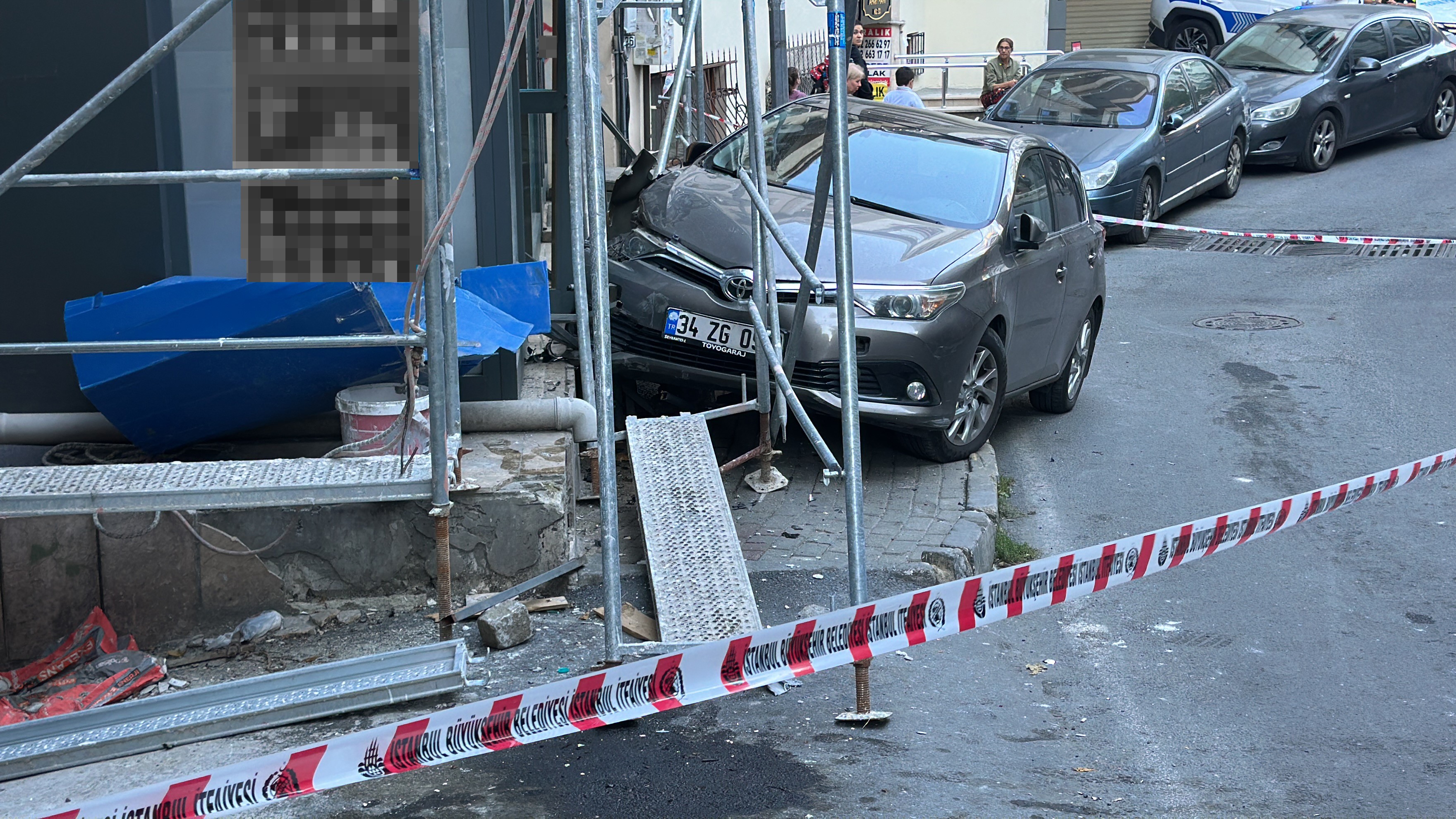 Marketten çıkan müşteriye otomobil çarptı! O anlar böyle görüntülendi