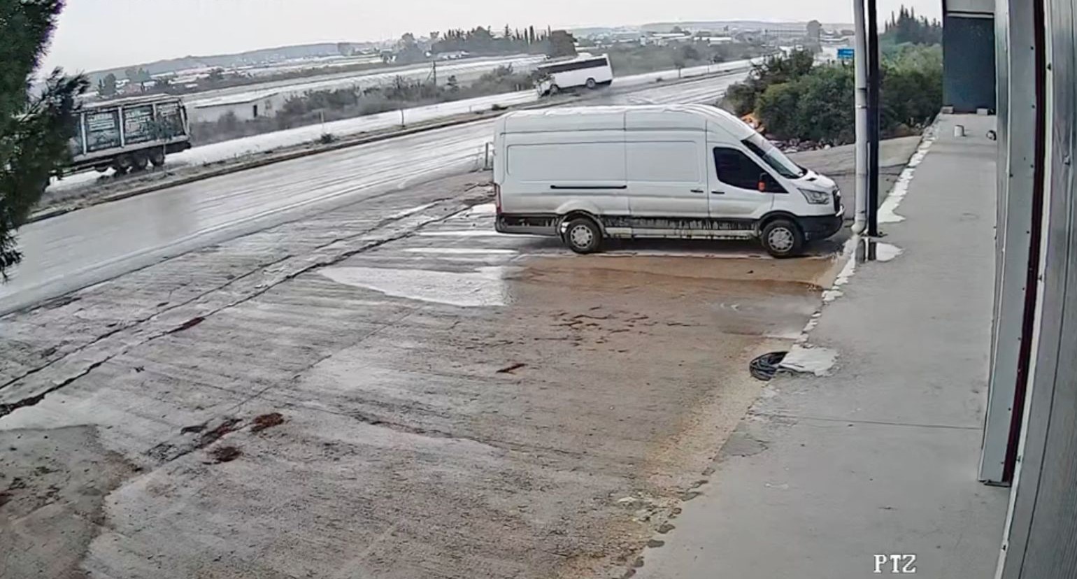 17 kişinin yaralandığı midibüs kazası güvenlik kamerasında
