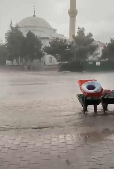 Konya’nın o ilçesinde sağanak yağış sel ve taşkın getirdi!