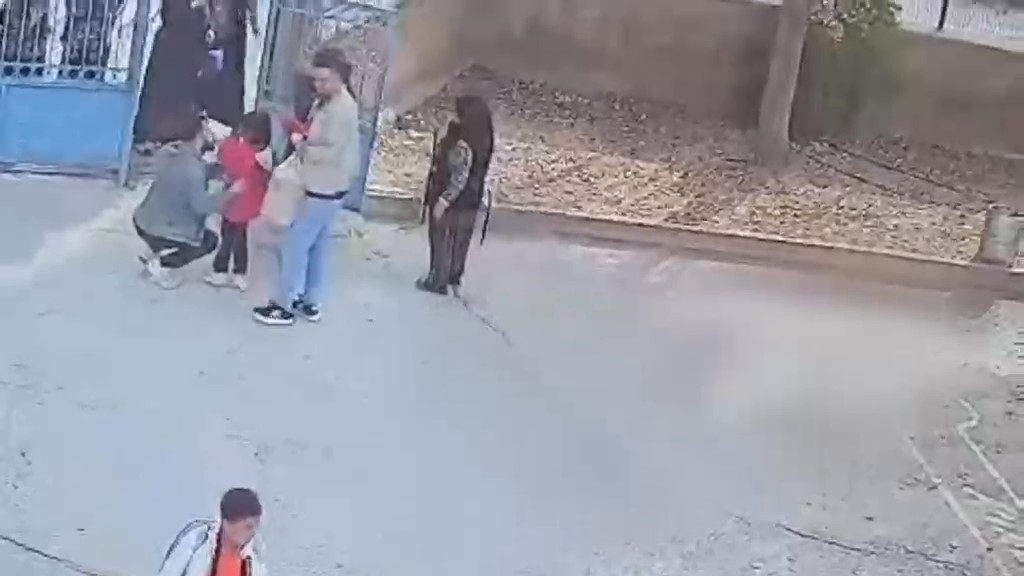Konya’da okul bahçesinde yürek ısıtan anlar! Korkan öğrenciyi öğretmeni teselli etti