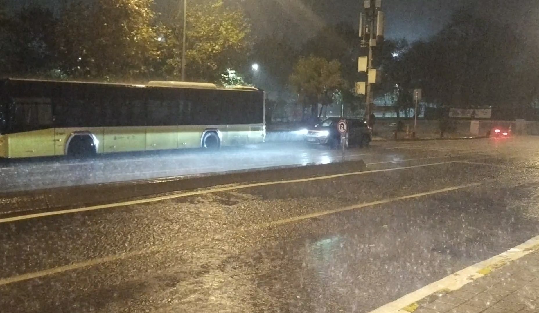 Sağanak yağış yolları göle çevirdi