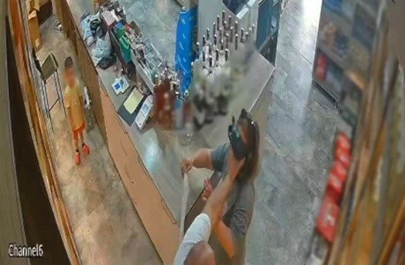 Kan donduran görüntü! Çocuğunun gözü önünde eşini darp edip boğmaya çalıştı