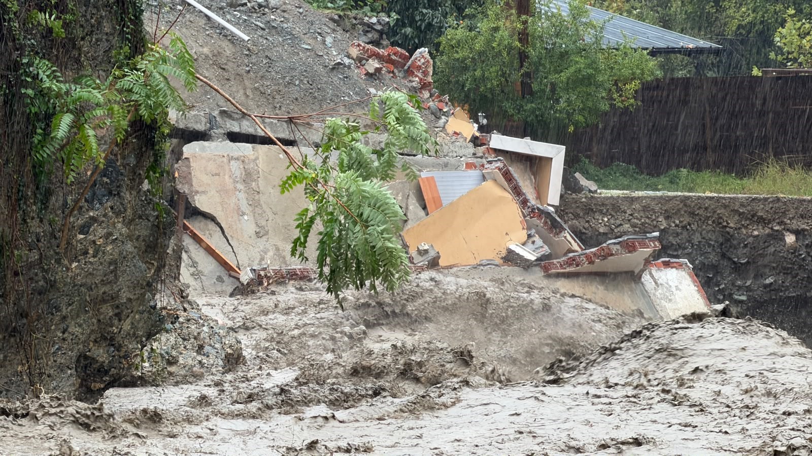 Sel suları dere kenarındaki evi böyle yıktı
