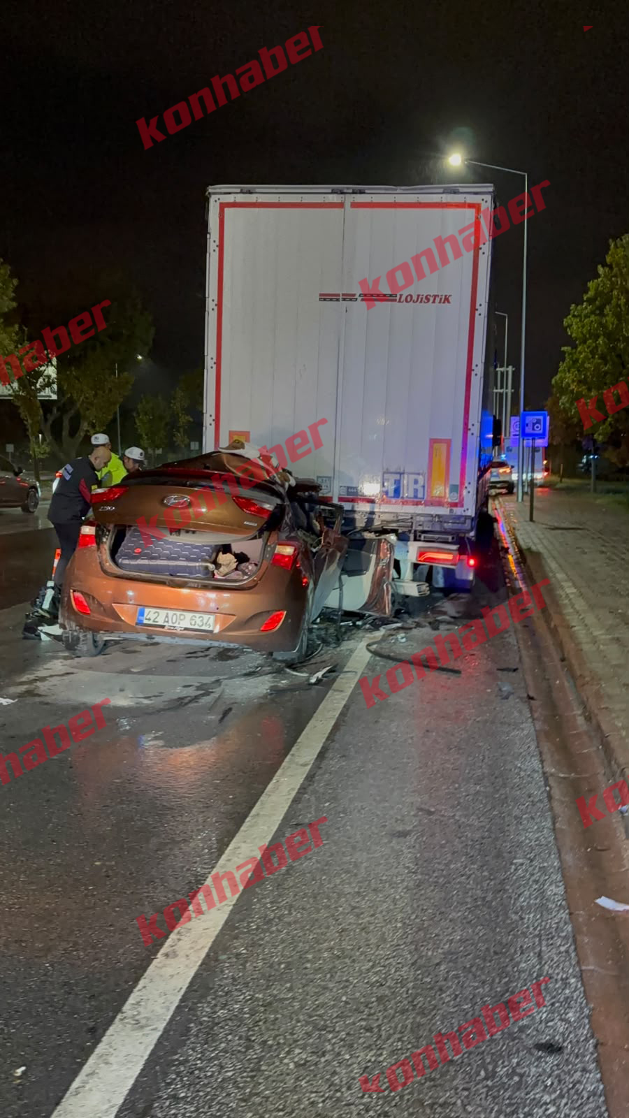 Konya’da feci kaza! Cip tırın altına girdi: 2 yaralı