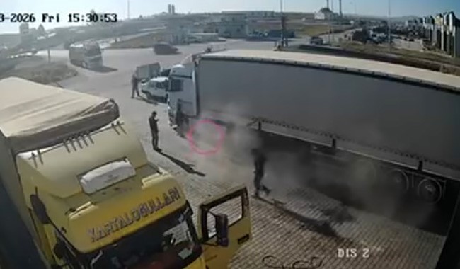 Konya’da tırın altında tamirat yaparken patlama meydana geldi! O anlar kamerada
