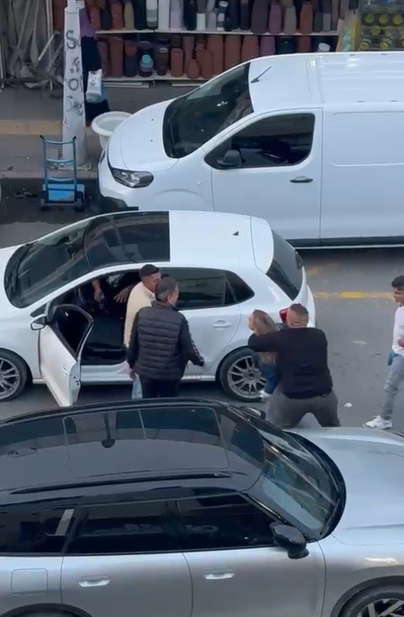 Dövüş antrenörü olduğunu söyleyen kadının tartıştığı sürücüyü yumrukladı